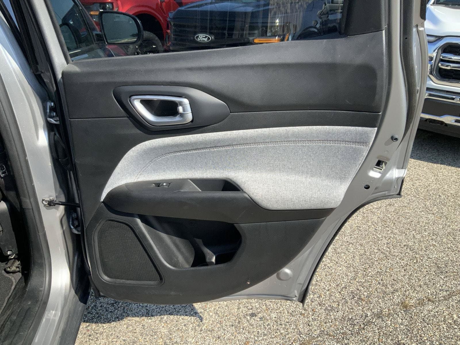 Used 2023 Jeep Compass Latitude AWD/4WD image 46