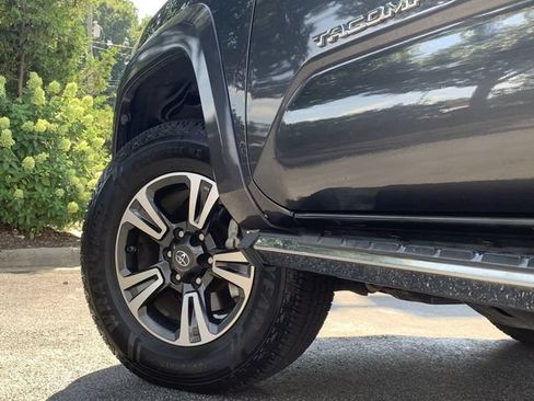 Used 2019 Toyota Tacoma TRD Sport AWD/4WD image 41