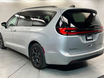Used 2024 Chrysler Pacifica Premium