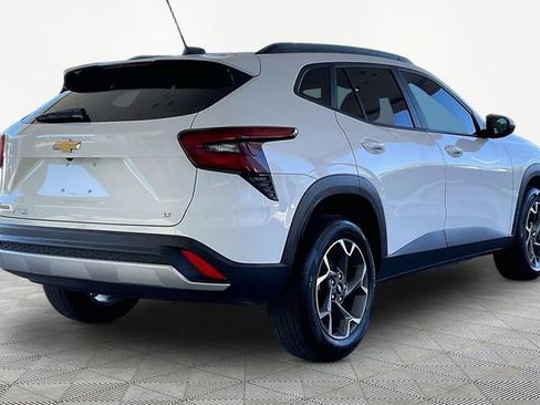 Used 2025 Chevrolet Trax LT FWD image 5