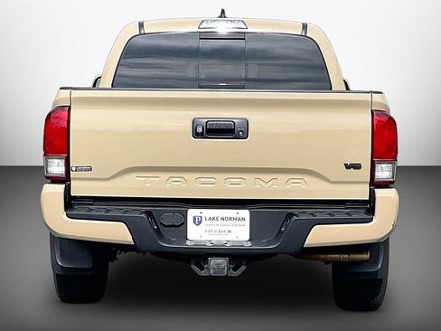 Used 2017 Toyota Tacoma TRD Sport w/ Tow Package (A/T) AWD/4WD image 7