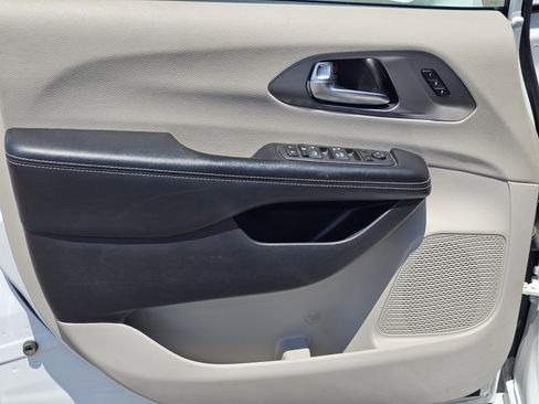 Used 2022 Chrysler Pacifica Touring-L FWD image 14