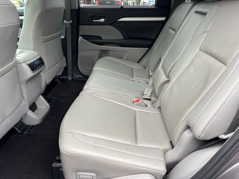 Used 2019 Toyota Highlander XLE FWD image 10