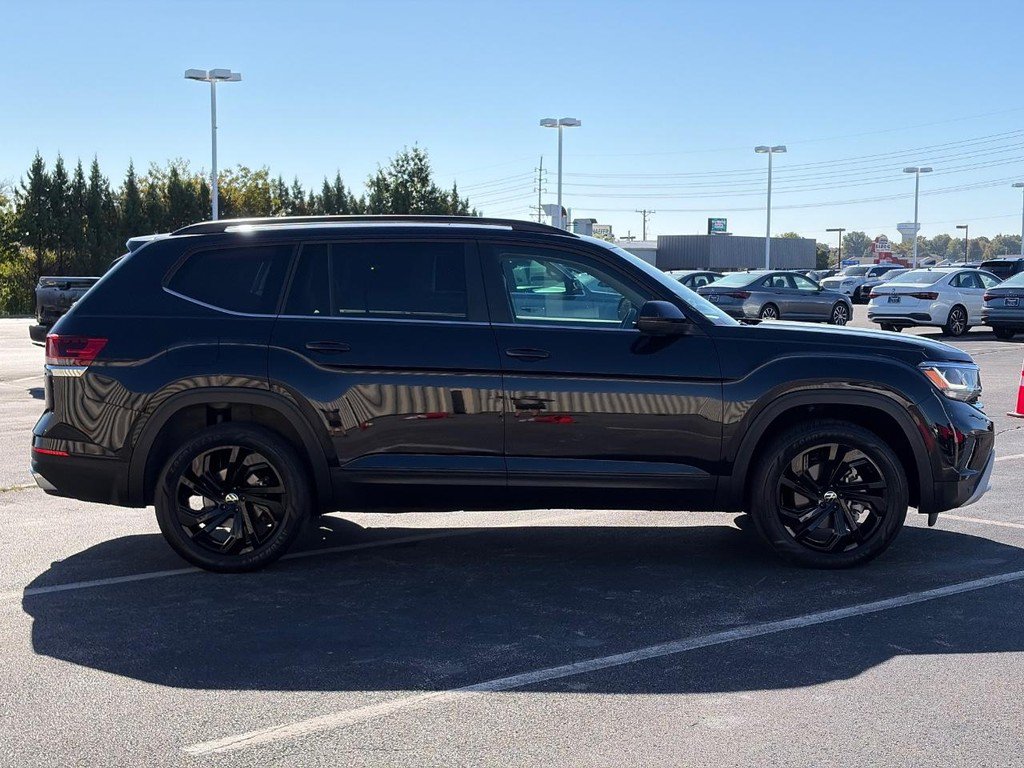 Used 2023 Volkswagen Atlas SE w/ Black Wheel Package AWD/4WD image 2