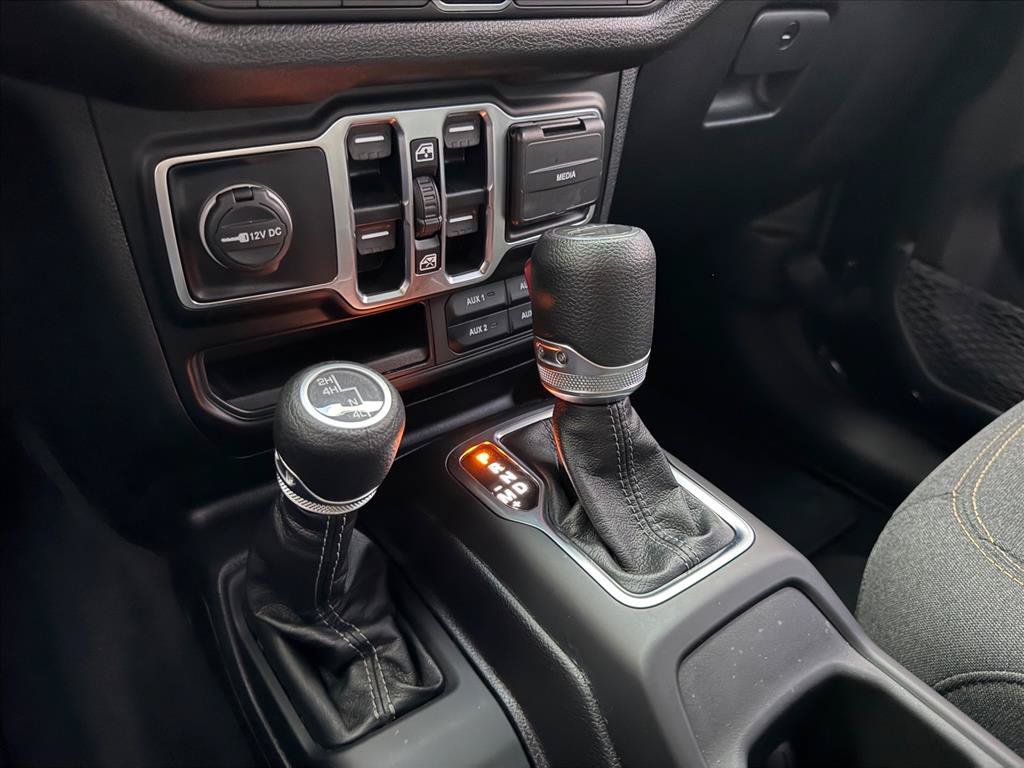 Used 2025 Jeep Gladiator Mojave AWD/4WD image 17