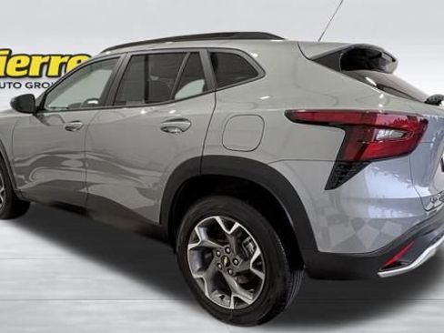 Used 2025 Chevrolet Trax LT w/ LT Convenience Package image 2