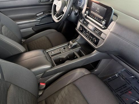 Used 2025 Nissan Pathfinder S FWD image 19
