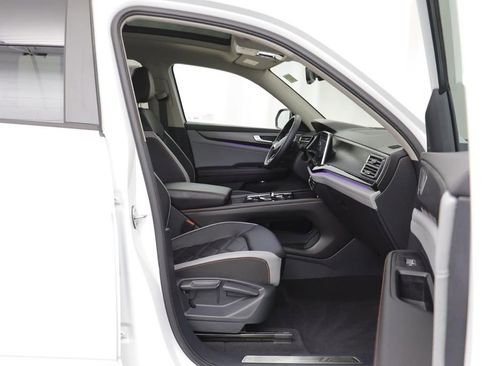 Used 2025 Volkswagen Atlas Peak Edition SE AWD/4WD image 18