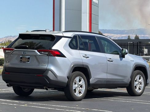 Used 2020 Toyota RAV4 XLE w/ Convenience Package AWD/4WD image 4