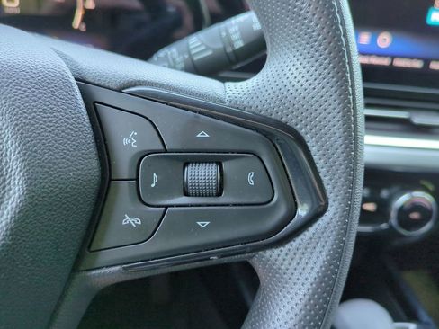 Used 2025 Chevrolet Trax LT FWD image 27
