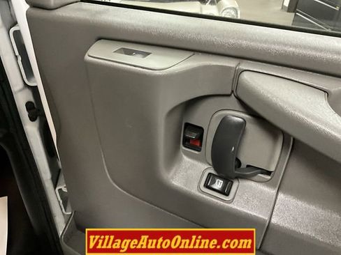 Used 2015 GMC Savana 2500 RWD image 32
