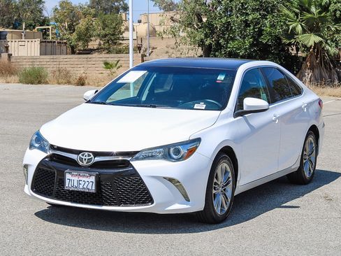 Used 2017 Toyota Camry SE FWD image 3