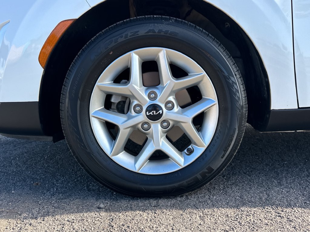 Used 2023 Kia Soul LX w/ LX Technology Package FWD image 12