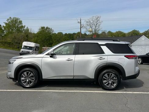 Used 2025 Nissan Pathfinder SV AWD/4WD image 3