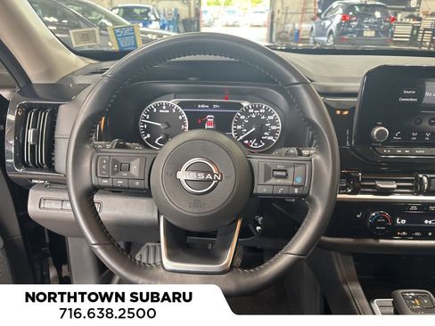 Used 2025 Nissan Pathfinder SV image 3