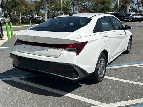 New 2026 Hyundai Elantra SE FWD image 7
