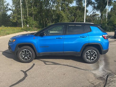 Used 2025 Jeep Compass Trailhawk AWD/4WD image 2