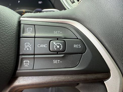 Used 2023 Jeep Grand Cherokee Limited w/ Luxury Tech Group II RWD image 17