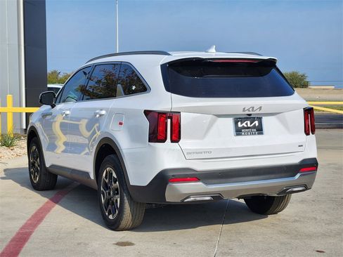 New 2025 Kia Sorento S image 3