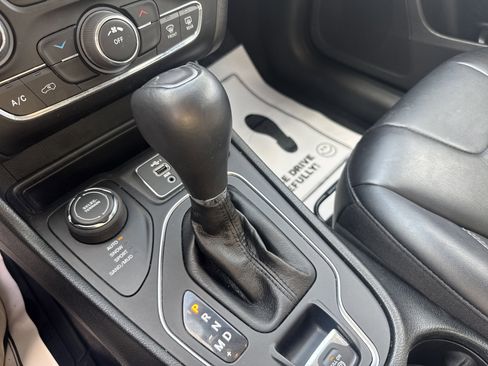 Used 2022 Jeep Cherokee Latitude w/ Sun & Sound Group image 23