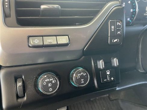 Used 2018 Chevrolet Suburban Premier image 15