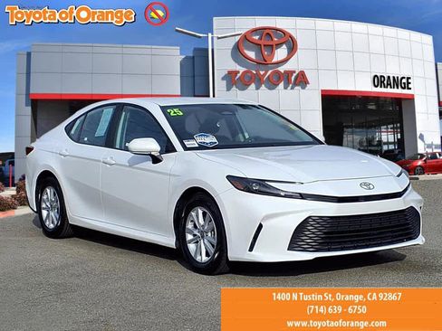Used 2025 Toyota Camry LE image 1