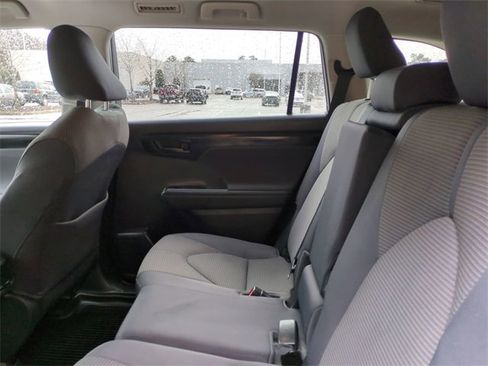 Used 2021 Toyota Highlander LE image 14