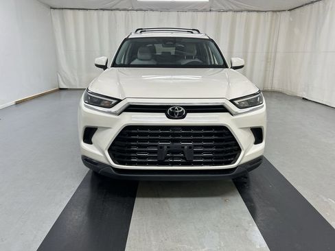 Used 2024 Toyota Grand Highlander AWD image 3