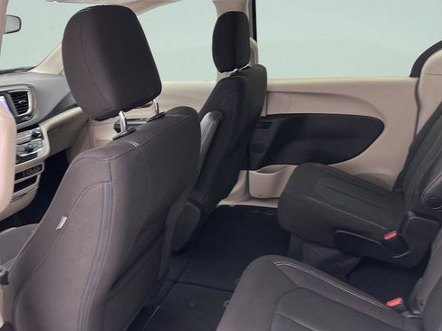 Used 2023 Chrysler Voyager LX FWD image 10