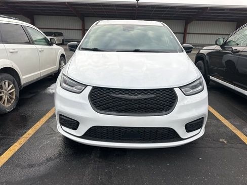 Used 2024 Chrysler Pacifica Select image 18