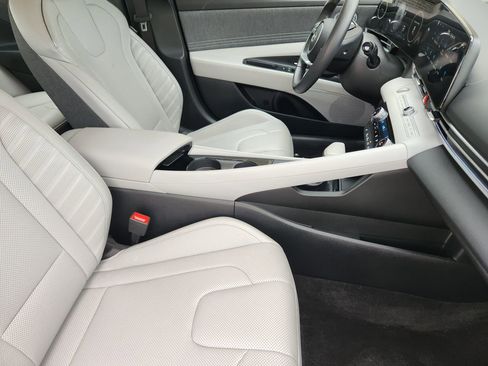 Used 2025 Hyundai Elantra Limited FWD image 13