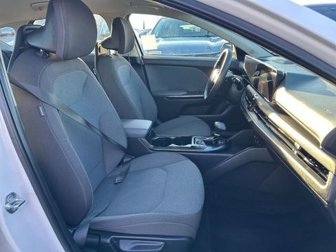 Used 2025 Kia K4 LXS image 37