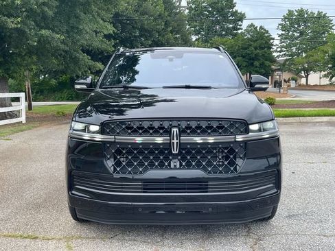 Used 2025 Lincoln Navigator Reserve w/ Jet Appearance Package AWD/4WD image 3