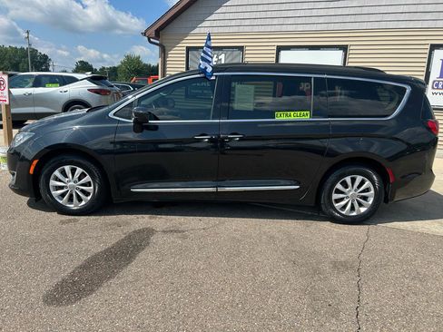 Used 2017 Chrysler Pacifica Touring-L FWD image 8