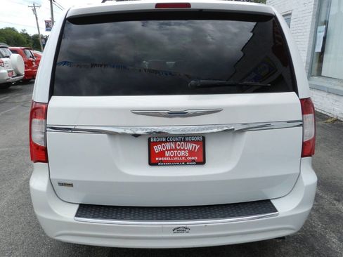 Used 2014 Chrysler Town & Country Touring image 7