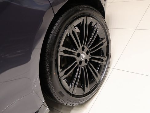 Certified 2025 Land Rover Range Rover SE image 33