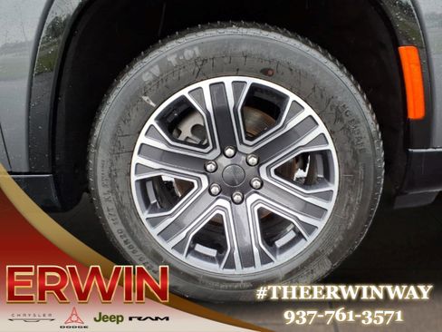 Used 2024 Jeep Wagoneer L Series II w/ Flexible Seating Group AWD/4WD image 9