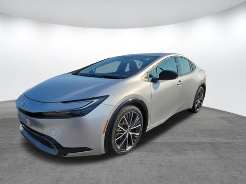 Used 2023 Toyota Prius XLE image 3