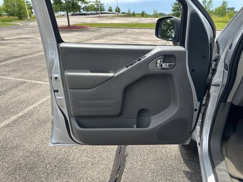 Used 2018 Nissan Frontier SV AWD/4WD image 12