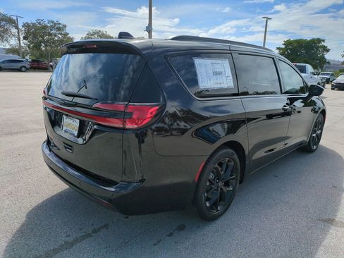 New 2026 Chrysler Pacifica Select FWD image 5