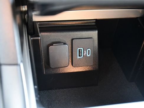 Used 2023 Ford Explorer XLT image 32