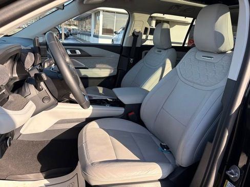 Used 2025 Ford Explorer Platinum w/ Ultimate Package image 5