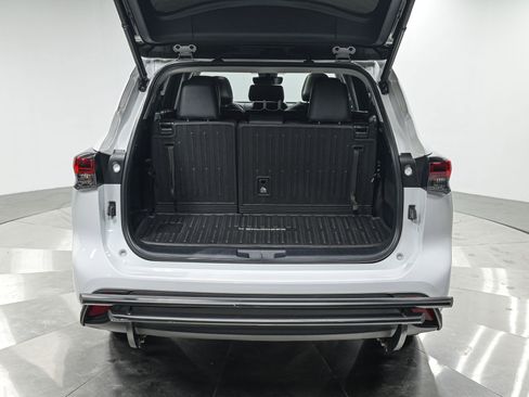 Used 2023 Toyota Highlander XLE AWD/4WD image 6