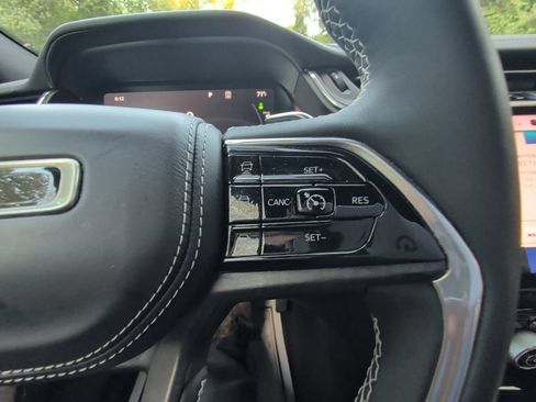 Used 2023 Jeep Grand Cherokee Overland w/ Luxury Tech Group IV AWD/4WD image 19