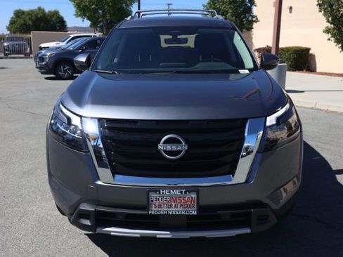 New 2025 Nissan Pathfinder SL image 9