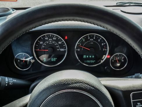 Used 2016 Jeep Wrangler Unlimited Sahara image 33