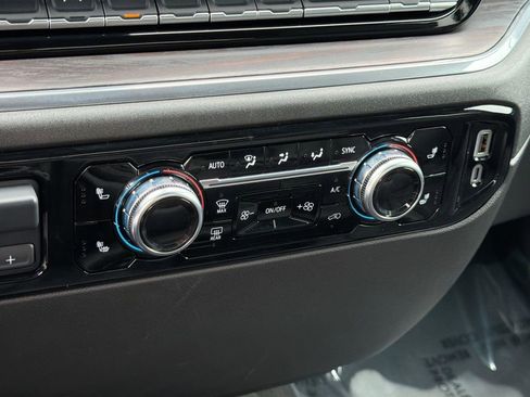 Used 2025 GMC Sierra 1500 SLT AWD/4WD image 11