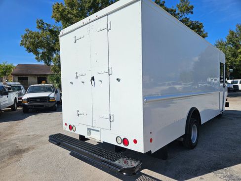 Used 2014 Ford E-450 and Econoline 450 Super Duty w/ A/C Prep Package image 3