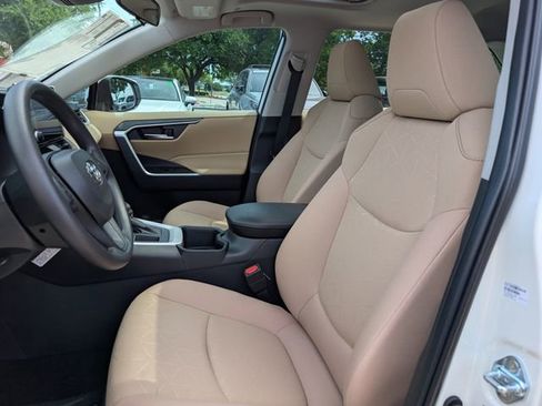 Used 2025 Toyota RAV4 XLE image 19