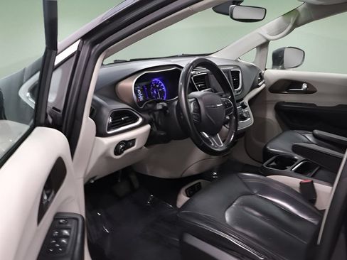 Certified 2019 Chrysler Pacifica Touring-L FWD image 8